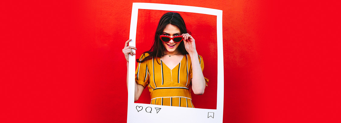 Chica Influencer Posando Tras Marco en Forma de Publicacin de Instagram