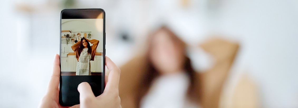 Chica Posando Frente a Teléfono Para Grabar Video de Instagram