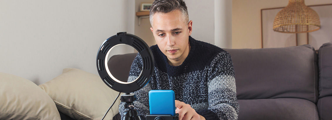 Chico Frente a Aro de Luz a Punto de Grabar Video Para Instagram