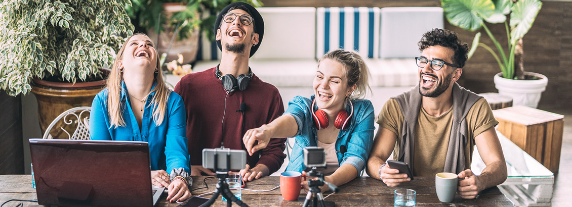 Grupo de Creadores de Contenido Reunidos Para Discutir Creacin Para Instagram y Facebook