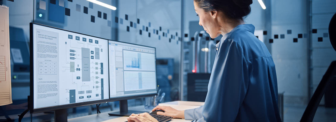 Mujer Sentada Frente a Pantalla de Computador Mirando su Método Smart