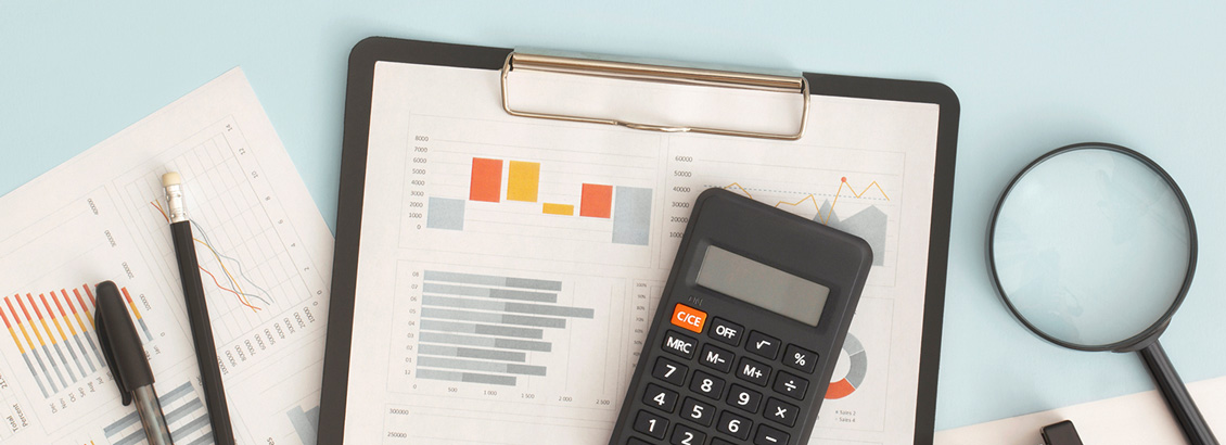 Carpeta, Bolígrafos y Papeles Esparcidos con Calculadora Encima