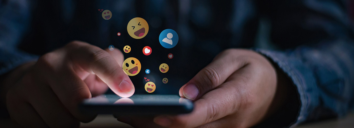 Persona Manipulando Teléfono con Soundmojis Sobresaliendo