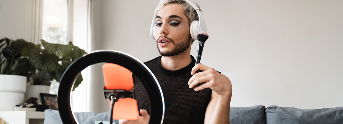 Nanoinfluencer Frente a Trípode con Aro de Luz, Grabando un Video de Maquillaje Para Seguidores