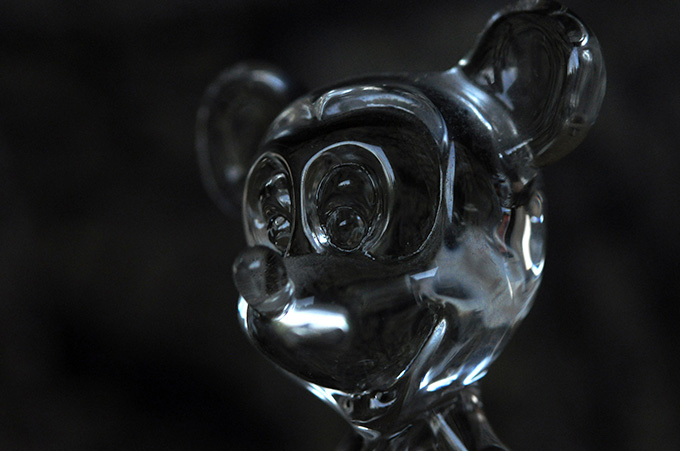 Figura Transparente de Mickey Mouse Frente a Fondo Gris