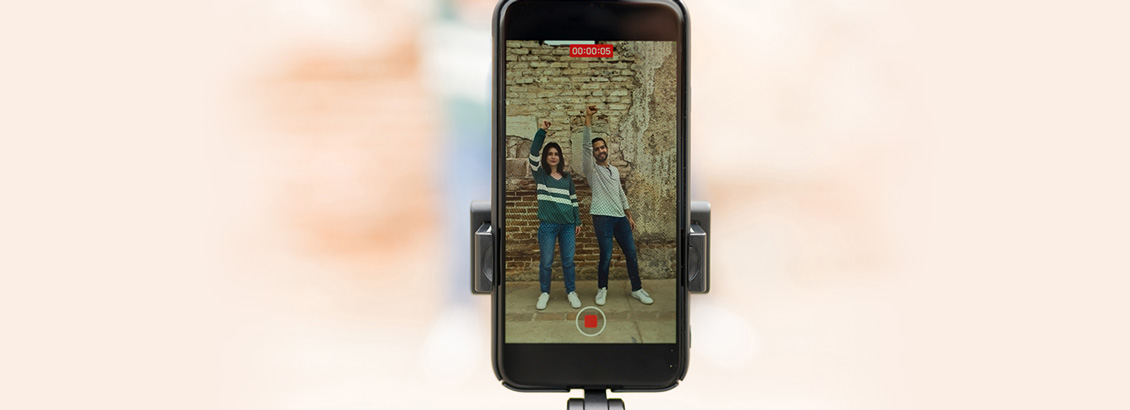 Pareja Grabando Frente a Teléfono Baile Para Redes Sociales