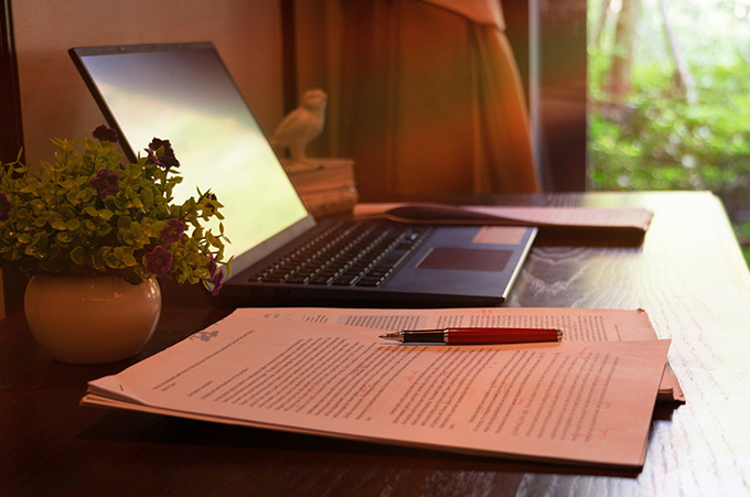 Hojas con Pginas de Escritor Junto a Laptop con Bulletin de Facebook Abierto