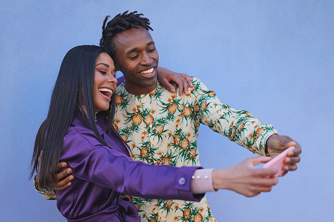 Pareja de Instagrammers Creando Contenido para Instagram en su Telfono