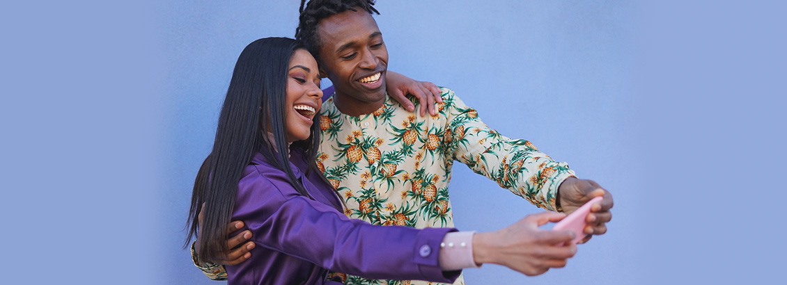Pareja de Instagrammers Creando Contenido para Instagram en su Teléfono