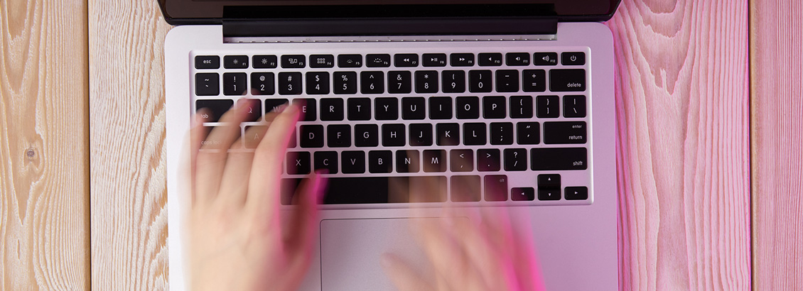 Manos Trabajando Rpido en Posts Sobre Teclado de Laptop