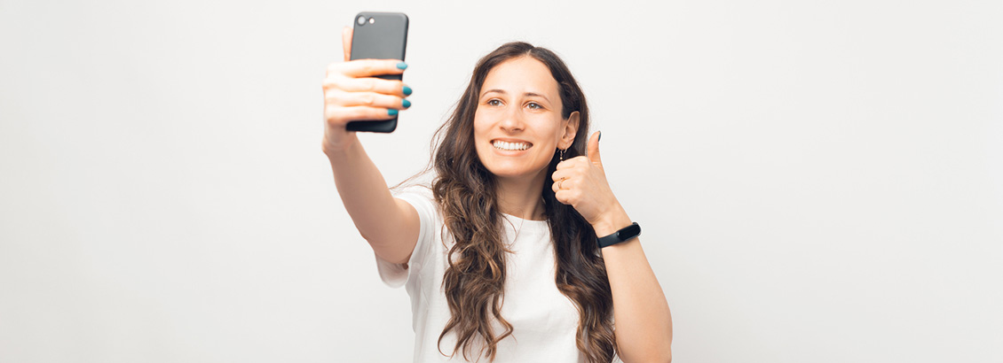 Mujer Grabando Reel en Instagram desde Smartphone para Mostrar la Evolucin de su Marca