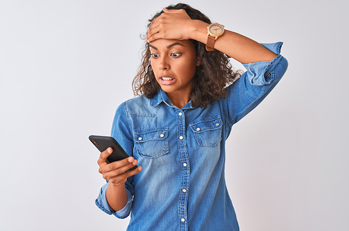 Chica Preocupada Mientras Ve los Nuevos Trminos de WhatsApp en su Telfono
