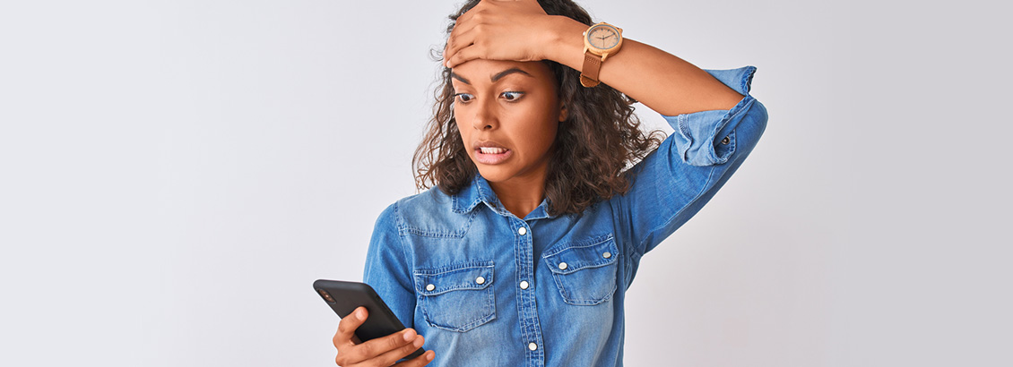 Chica Preocupada Mientras Ve los Nuevos Términos de WhatsApp en su Teléfono