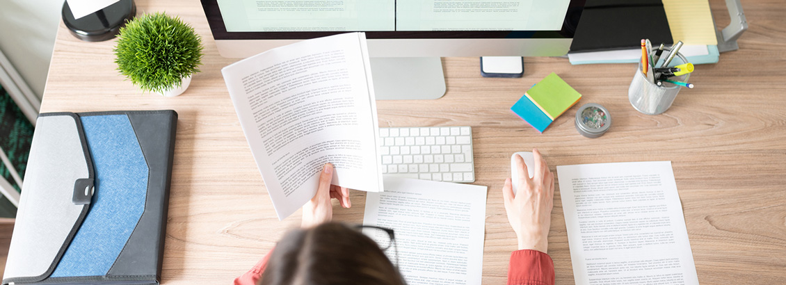 Redactora Evaluando Contenido de Texto para Audiencia