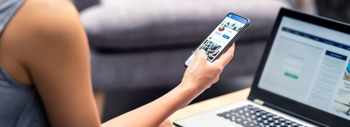 Persona Enviando Respuestas a Usuarios de Redes Sociales desde Smartphone y Laptop