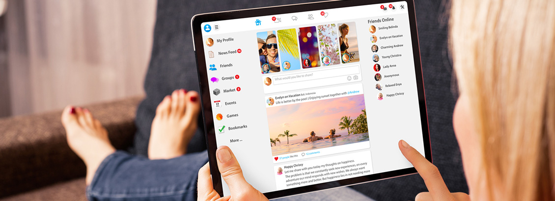 Mujer Revisando Contenido en su Feed de Redes Sociales desde una Tablet