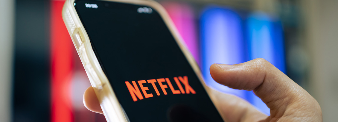Logo de Netflix sobre Pantalla de Celular como una de las Marcas Mas Destacadas en Instagram