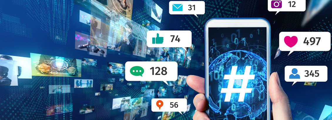 Mano Sosteniendo Smartphone con Hashtag en Pantalla e Iconos de Likes en Instagram