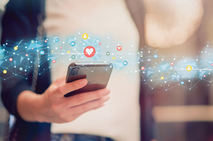Torso de Persona Evaluando Engagement en Instagram desde Smartphone