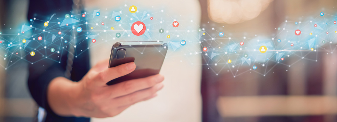 Torso de Persona Evaluando Engagement en Instagram desde Smartphone