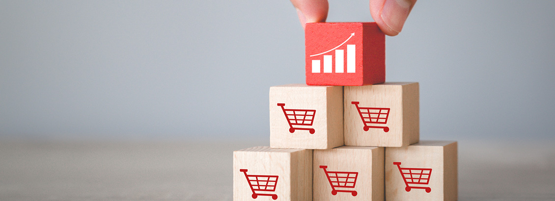 Pirmide de Bloques con Carritos de Compra con un Bloque Mostrando Grfico de Ventas en la Cima