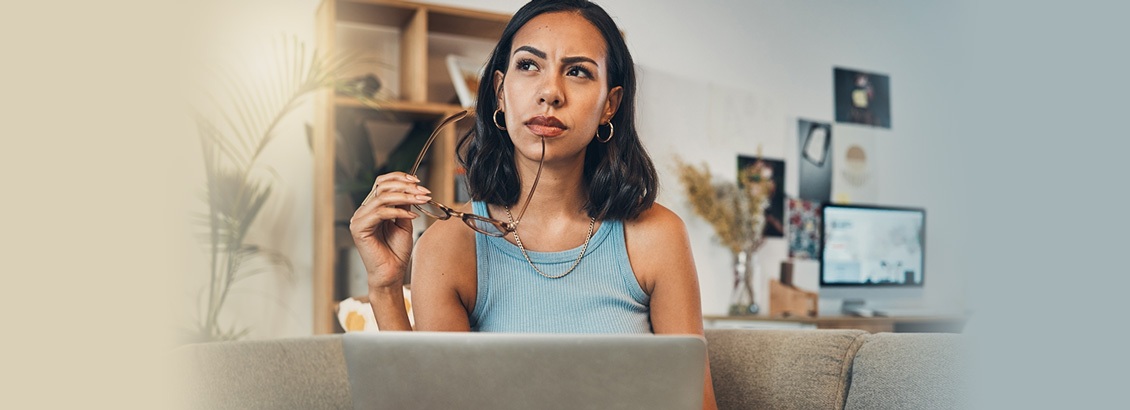 Mujer en Espacio de Trabajo Evaluando la Asertividad en Redes Sociales
