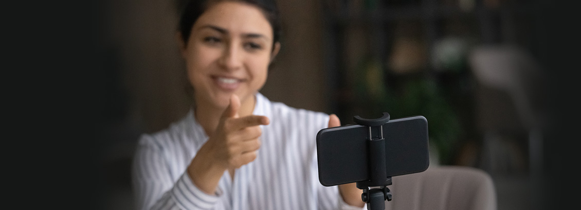 Creadora de Contenido Grabando Video para Estrategia de Redes Sociales