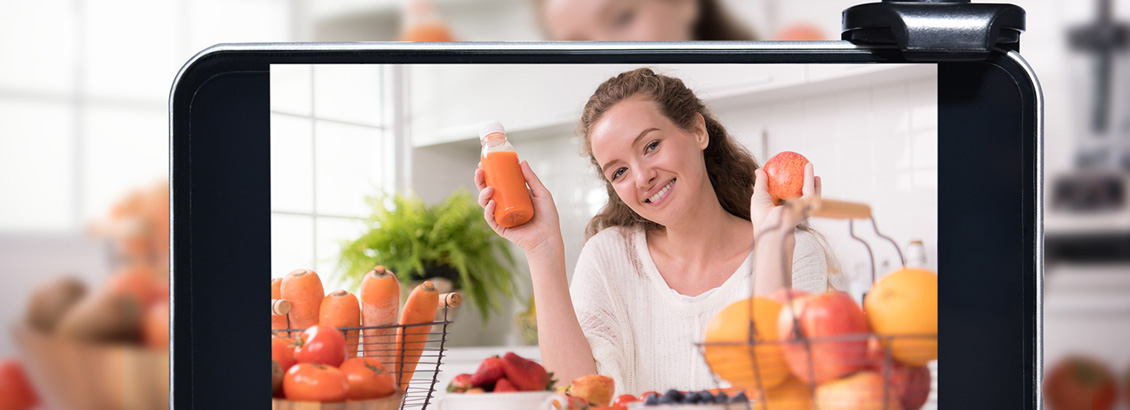 Mujer Influencer Grabando un Video de Cocina Para Facebook