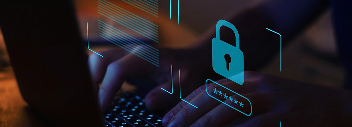 Manos Sobre Teclado de Laptop con Icono de Candado y Código de Verificación para Proteger Privacidad