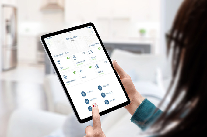 Persona Usando Tablet para Evaluar Funciones de Privacidad en Plataformas de Marketing