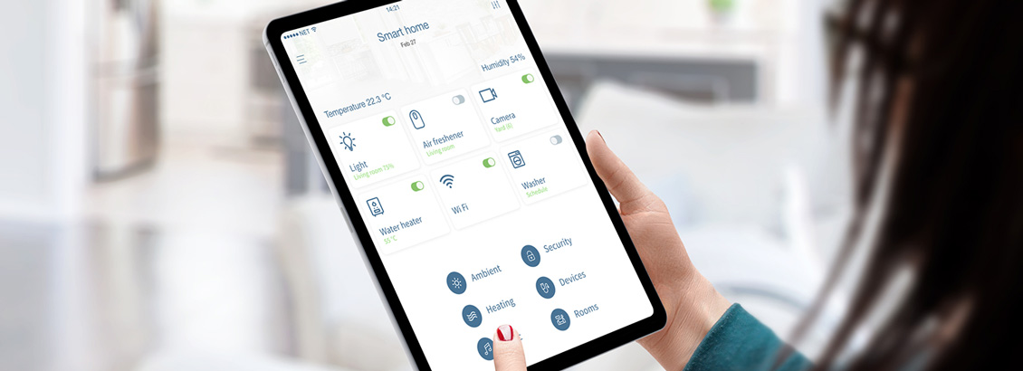Persona Usando Tablet para Evaluar Funciones de Privacidad en Plataformas de Marketing