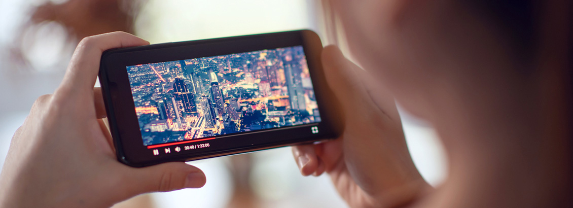 Pantalla de Celular Mostrando Contenido en Video en Representación de los Jumps de TikTok