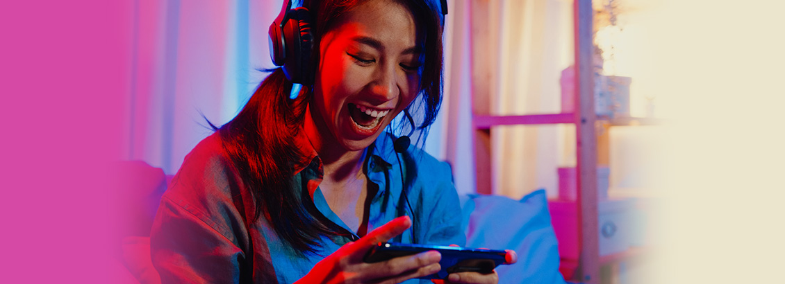 Mujer Joven Con Audífonos y Smartphone Viendo Contenido en TikTok