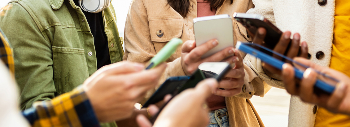 Varios Usuarios de Instragram Riéndose y Compartiendo Reels desde Sus Celulares