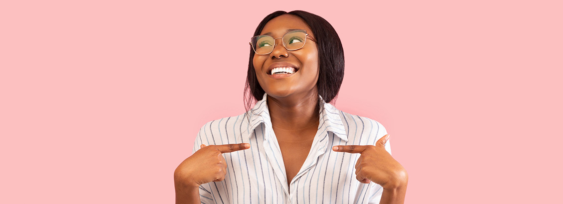 Mujer Señalándose a Si Misma para Representar la Credibilidad de su Presencia Online