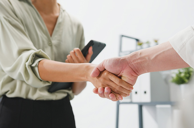 Dos Personas Cerrando una Venta Relacional con un Apretn de Manos