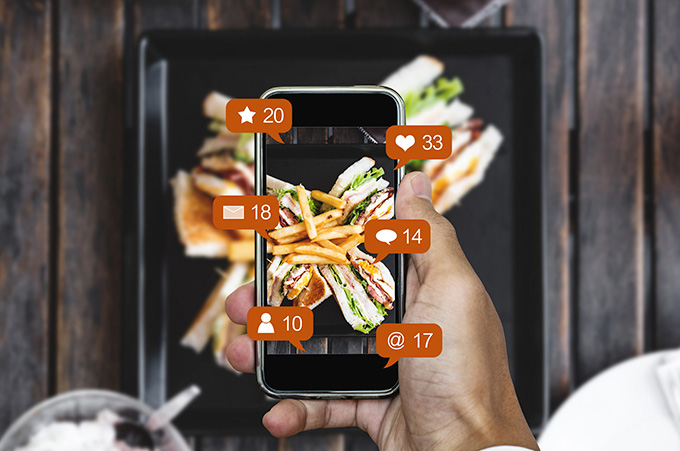 Persona Tomando Foto de Plato de Comida Para Subirlo a Redes Sociales