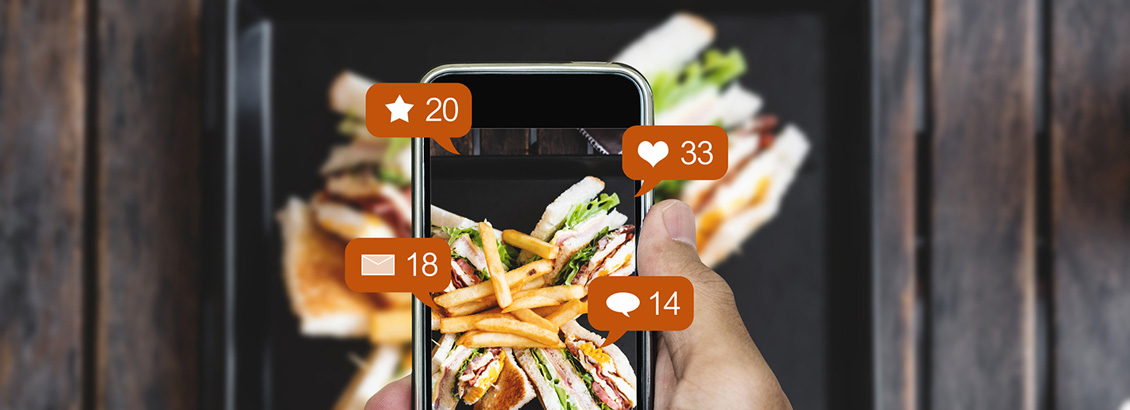Persona Tomando Foto de Plato de Comida Para Subirlo a Redes Sociales