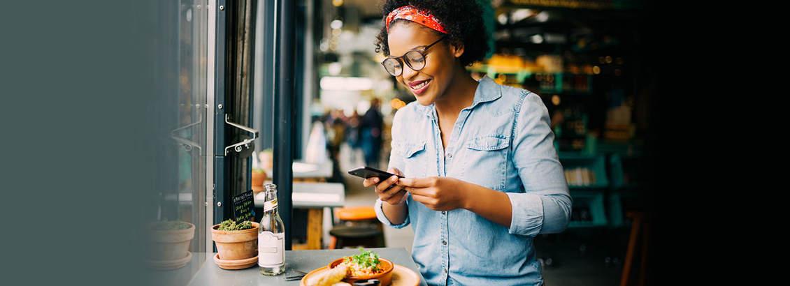 Foodie Tomando Foto de Plato Desde su Teléfono Para sus Redes Sociales