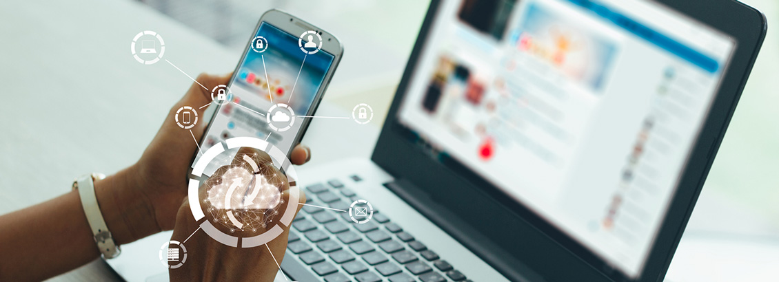 Persona Accesando a Redes Sociales desde Smartphone y Laptop