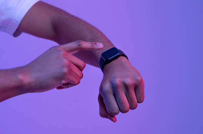 Persona Usando el Nuevo Smartwatch de Facebook en su Mueca