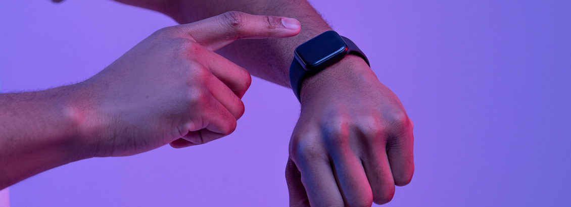 Persona Usando el Nuevo Smartwatch de Facebook en su Muñeca