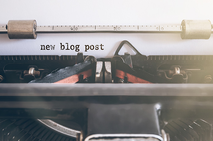 Mquina de Escribir con Hoja que Dice New Blog Post en Ella