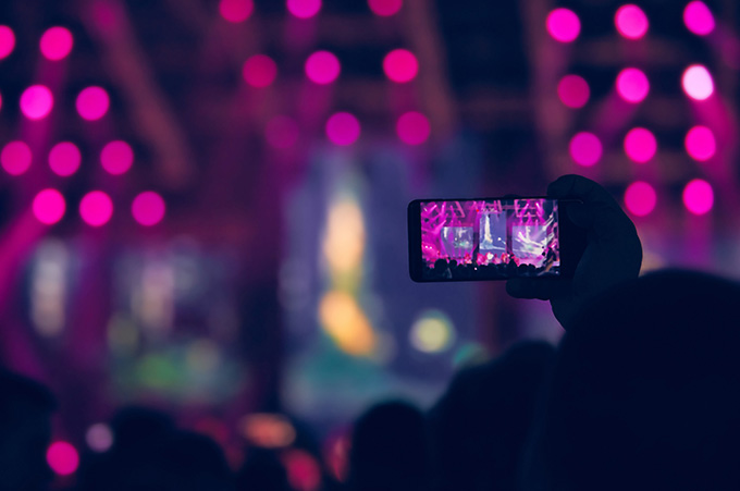 Persona Grabando Concierto en Video con un Smartphone