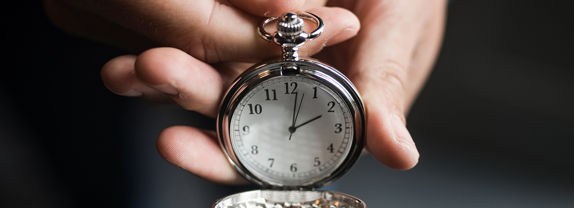 Mano Sosteniendo Reloj de Bolsillo para Representar la Importancia de Acortar el Contenido