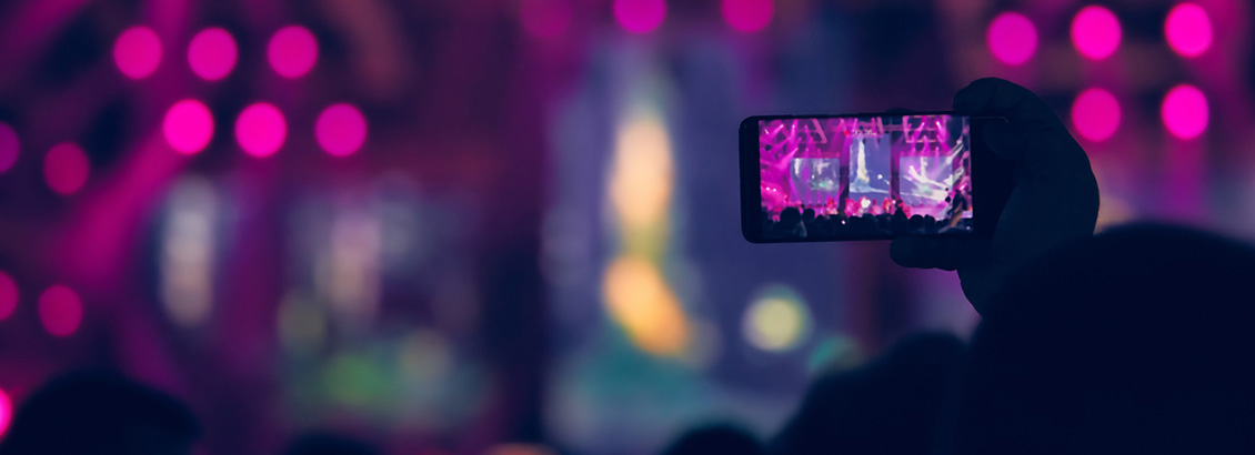Persona Grabando Concierto en Video con un Smartphone