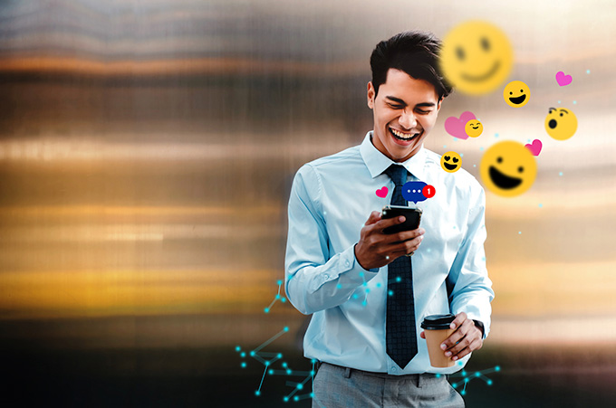 Chico Mirando Twitter en su Telfono Mientras Reacciona con Nuevos Emojis