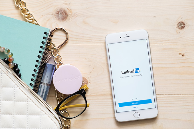 Telfono Sobre Escritorio Mostrando el Logo de LinkedIn en Pantalla