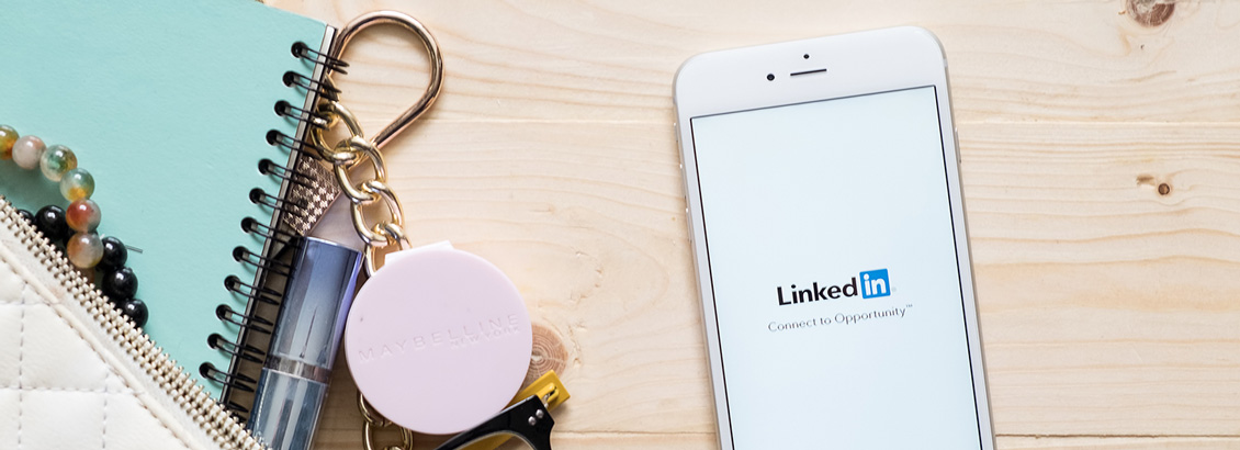 Teléfono Sobre Escritorio Mostrando el Logo de LinkedIn en Pantalla