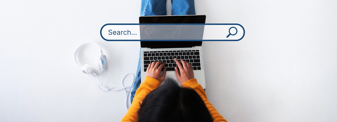 Plano Aéreo de Chica Sentada Frente a Computador Mientras Redacta Contenido SEO